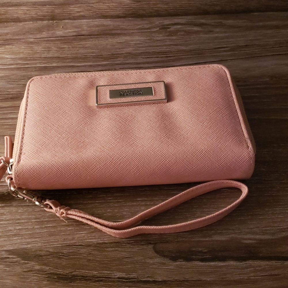 Wristlet wallet